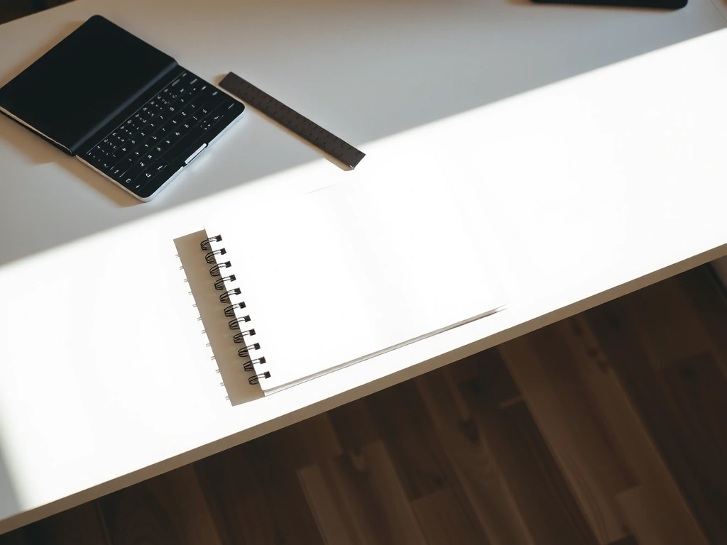 Stůl s vizuální identitou a náčrty